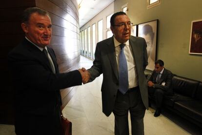 Juan Ramón Avilés (a la izquierda), saluda a José Enrique Garrigós, exconsejero de la CAM.