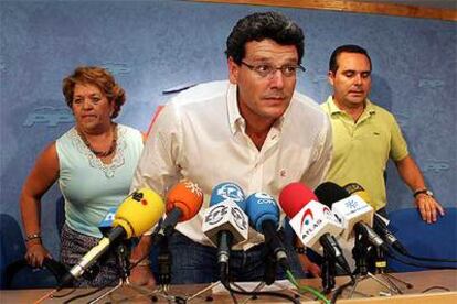 María Victoria Fraile, Carlos Tarno y Juan Bueno, en su comparecencia de ayer en Sevilla.