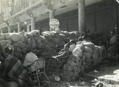 Milicianos en un momento de pausa en una trinchera durante el asedio al Alcázar de Toledo.