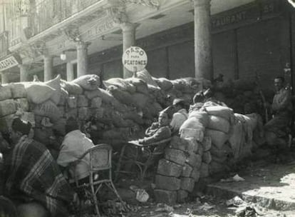 Milicianos en un momento de pausa en una trinchera durante el asedio al Alcázar de Toledo.