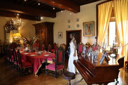 El comedor del castillo de Joséphine Baker, con una figura de la bailarina a tamaño real.