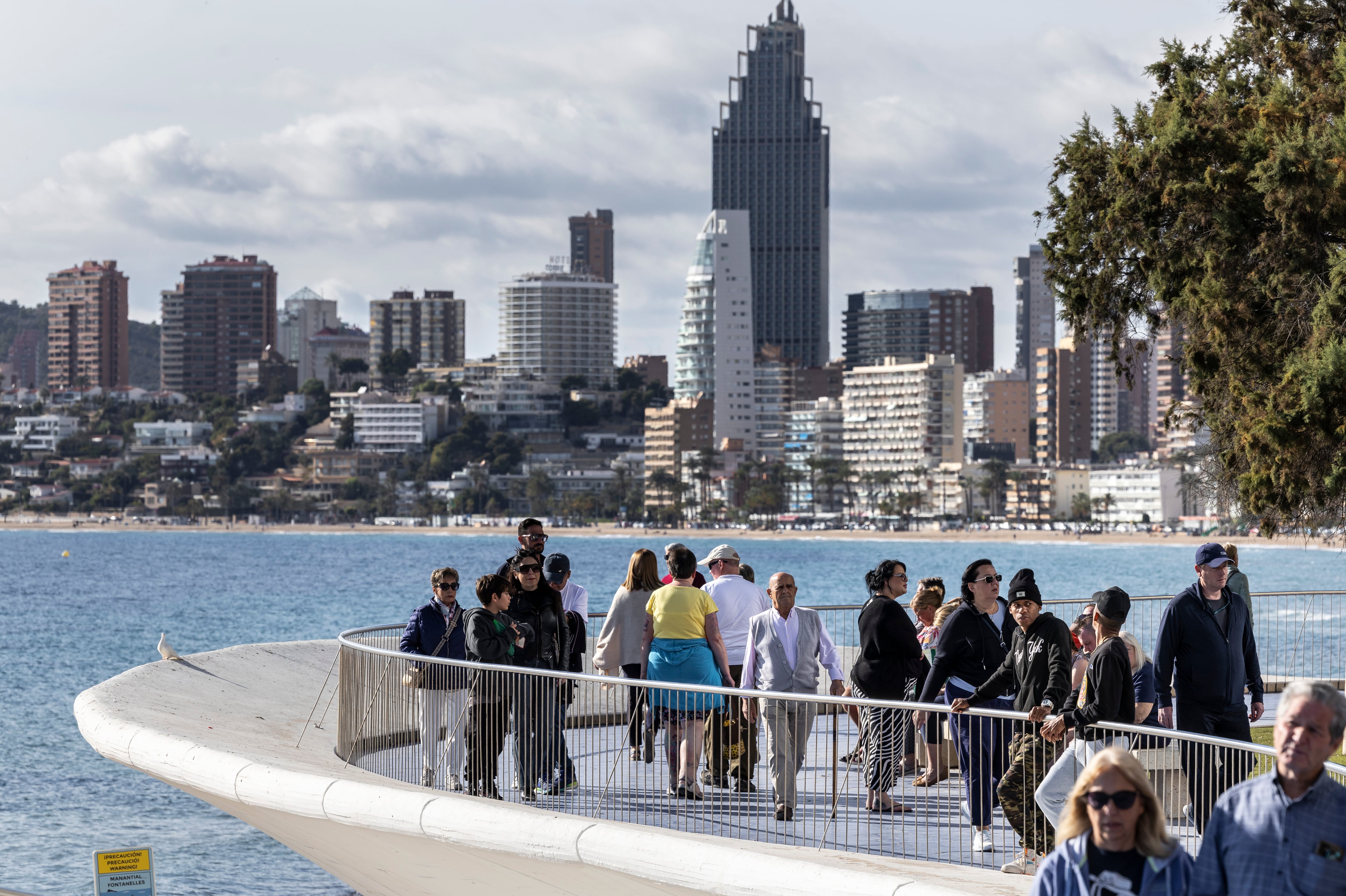 Turistas disfrutando de las vistas en un mirador, el pasado invierno en Benidorm.