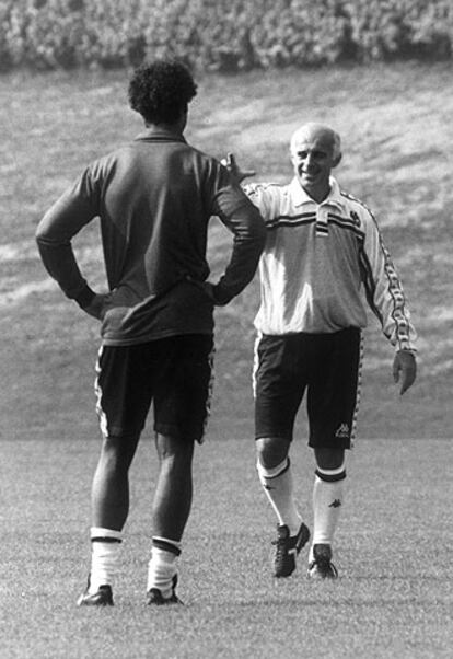 Arrigo Sacchi da órdenes a Rijkaard durante un entrenamiento del Milan en Madrid en 1989.