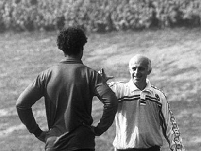 Arrigo Sacchi da órdenes a Rijkaard durante un entrenamiento del Milan en Madrid en 1989.