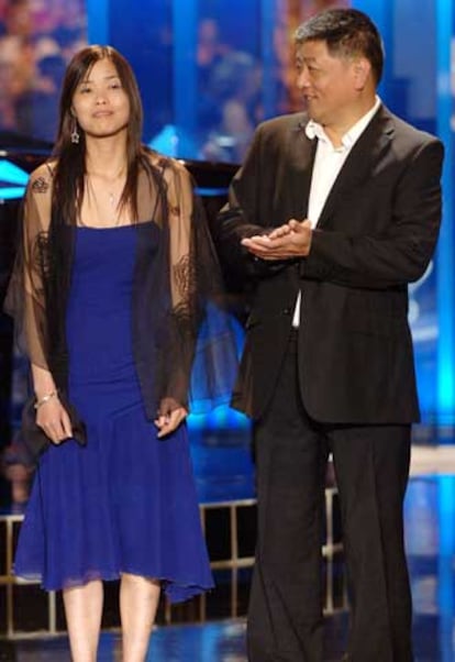 Los actores Ai Qin Lin (izuierda) y Zhan Yu presentaron anoche el filme 'Ghosts'.