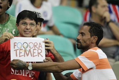 Torcedores fazem protesto contra o presidente interino Michel Temer durante partida de futebol feminino da França contra a Nova Zelândia.