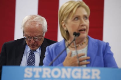 El Senador Bernie Sanders escuchando a Hillary Clinton durante un acto de campaña en Portsmouth, New Hampshire. 