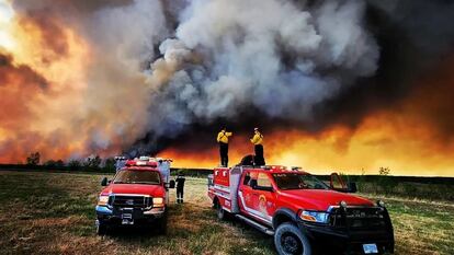 Bomberos de la provincia de Columbia Británica combaten un incendio en 2023.