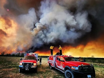 Trabajos de extinción de los incendios en la provincia de Columbia Británica.