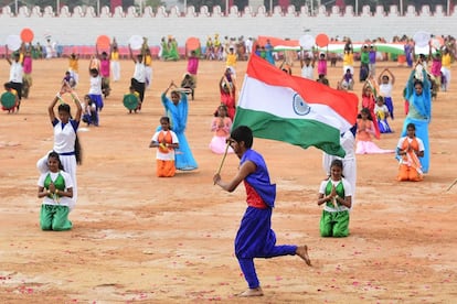 Varios escolares participan en una función cultural como celebración del Día de la República, en Bangalore (India).