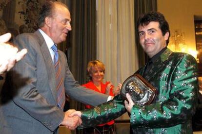 El rey Juan Carlos entrega a Xavier Sala i Martin el premio de Economía que lleva su nombre.
