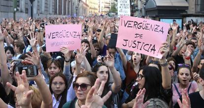 Concentración contra la sentencia en el juicio a la Manada, frente al ministerio de Justicia, en Madrid. 
 
 