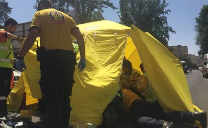 Facultativos de Emergencias atienden a la mujer tras el accidente.