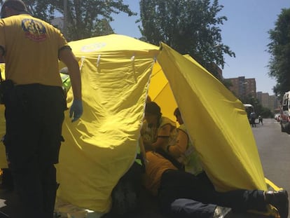 Facultativos de Emergencias atienden a la mujer tras el accidente. 