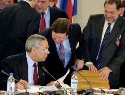 Collin Powell, George Robinson y Javier Solana, ayer en la sede de la OTAN en Bruselas.