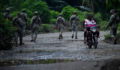 Los militares colombianos patrullan junto al río Mira, cerca de la frontera con Ecuador.