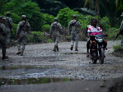 Los militares colombianos patrullan junto al río Mira, cerca de la frontera con Ecuador. 