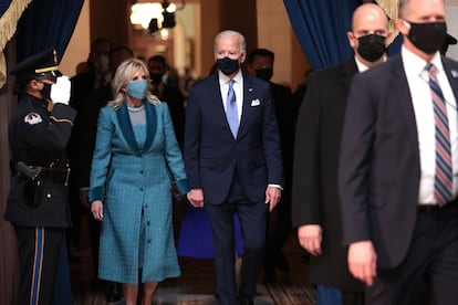 Joe Biden y Jill Biden, en el interior del Capitolio durante el acto de investidura.