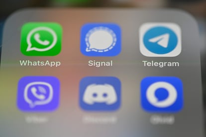 Pantalla de móvil que incluye los logos de las aplicaciones de mensajería, de izquierda a derecha y de arriba a abajo: WhatsApp, Signal, Telegram, Viber, Discord y Olvid.