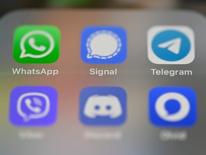 Pantalla de móvil que incluye los logos de las aplicaciones de mensajería, de izquierda a derecha y de arriba a abajo: WhatsApp, Signal, Telegram, Viber, Discord y Olvid.