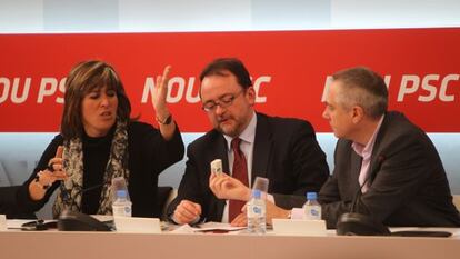 De izquierda a derecha, N&uacute;ria Mar&iacute;n, alcaldesa de L&#039;Hospitalet de Llobregat, Daniel Fern&aacute;ndez, y Pere Navarro.