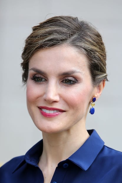 Doña Letizia conjuntó el tono de sus pendientes con la camisa.