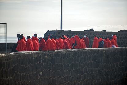 53 inmigrantes subsaharianos, entre ellos varias mujeres, que fueron rescatados en aguas cercanas a Lanzarote el 23 de enero.