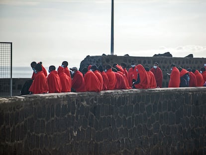 53 inmigrantes subsaharianos, entre ellos varias mujeres, que fueron rescatados en aguas cercanas a Lanzarote el 23 de enero.