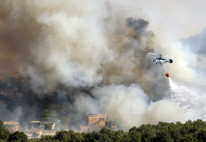 Un total de 13 medios aéreos y 14 brigadas participan en la extinción del incendio forestal declarado hoy en la urbanización Cumbres del Sol de Calicanto (Valencia) y en el que la Guardia Civil y Policia Nacional han desalojado varias decenas de casas por la proximidad de las llamas.