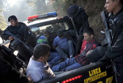 United States wants to attack Mexico's Zetas. In the picture, four alleged drug traffickers of that gang, as they are arrested in Guatemala.