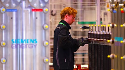 Un empleado trabaja en una línea de montaje durante la inauguración de la nueva Gigafactoría de Siemens Energy para la producción de electrolizadores, en Berlín, Alemania.