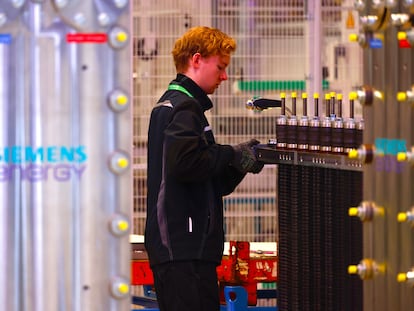 Un empleado trabaja en una línea de montaje durante la inauguración de la nueva Gigafactoría de Siemens Energy para la producción de electrolizadores, en Berlín, Alemania.