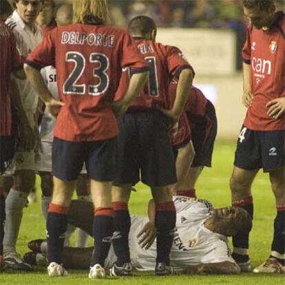 Baptista, en el suelo rodeado de jugadores de Osasuna la temporada pasada.