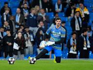 Courtois, estirando durante el calentamiento antes de jugar el martes contra el City.