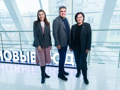 Ksenia Goriacheva, Alexéi Nechaev y Sardana Avksentieva, del partido Gente Nueva, en la sede de la formación política en Moscú el pasado viernes.