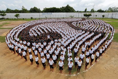 Presos del Instituto Correccional Central de menores forman el símbolo tailandés para el número nueve, en honor al fallecido rey Bhumibol Adulyadej, en Bangkok (Tailandia).