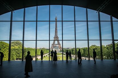 Vista de la Torre Eiffel desde el Grand Palais Ephemere en París. El Grand Palais Ephemere es una estructura de madera erigida por la firma Wilmotte y Asociados que sustituye al Gran Palais durante la renovación de este último.