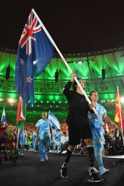 Liam Malone porta la bandera de Nueva Zelanda durante la ceremonia de cierre de los Juegos Olímpicos de Río en 2016.