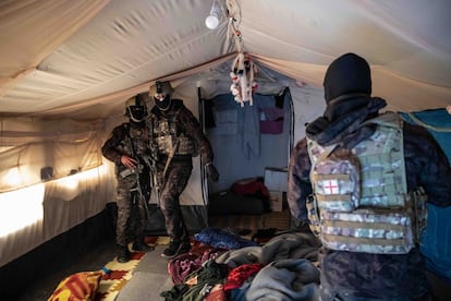 Las FDS registran las tiendas en busca de armas y explosivos. En los dos primeros días de la operación antiterrorista se ha descubierto un túnel en el interior de una carpa y requisado uniformes militares así como teléfonos y ordenadores con material del ISIS.
