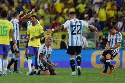 Jugadores de Argentina celebran su triunfo ante Brasil en un partido de las eliminatorias para la Copa Mundo de Fútbol de 2026 en Maracaná.