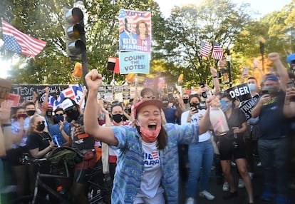 Una mujer celebra la victoria de Biden frente a la Casa Blanca en Washington DC.