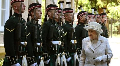 La reina Isabel II pasa revista al Regimiento Real de Escocia en su residencia de verano en Balmoral, el pasado 8 de agosto. 