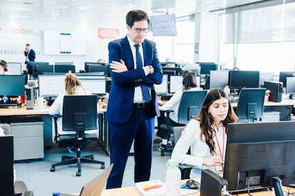 El ministro de Transformación Digital, Óscar López, durante una visita al INCIBE.
