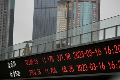 Paneles con cotizaciones en el distrito financiero Lujiazui, en Shanghai