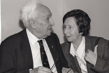 La investigadora Margarita Salas charla con el premio Nobel de Medicina Severo Ochoa en Madrid en 1993.