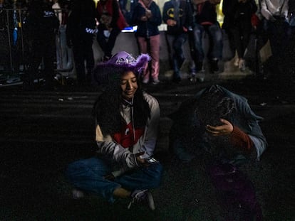 Dos jóvenes esperan a las puertas del Estadio Azteca.