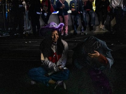 Dos jóvenes esperan a las puertas del Estadio Azteca.