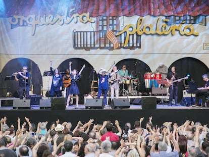 La Orquesta Platería durante la inauguración musical del Grec 2016.