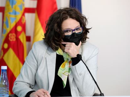 La vicepresidenta y Portavoz del Gobierno valenciano, Mónica Oltra, durante una rueda de prensa tras el Pleno del Consell.