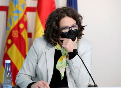 La vicepresidenta y Portavoz del Gobierno valenciano, Mónica Oltra, durante una rueda de prensa tras el Pleno del Consell.